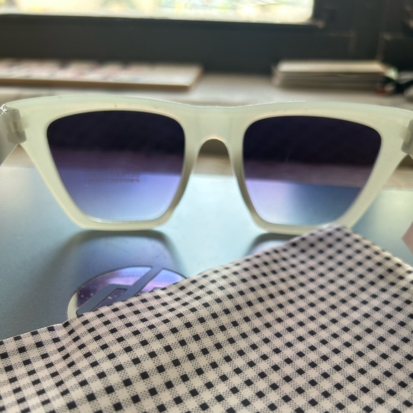 Sun glasses Light grey/ greenish  frame with ultraviolet lenses. - Picture 5 of 7